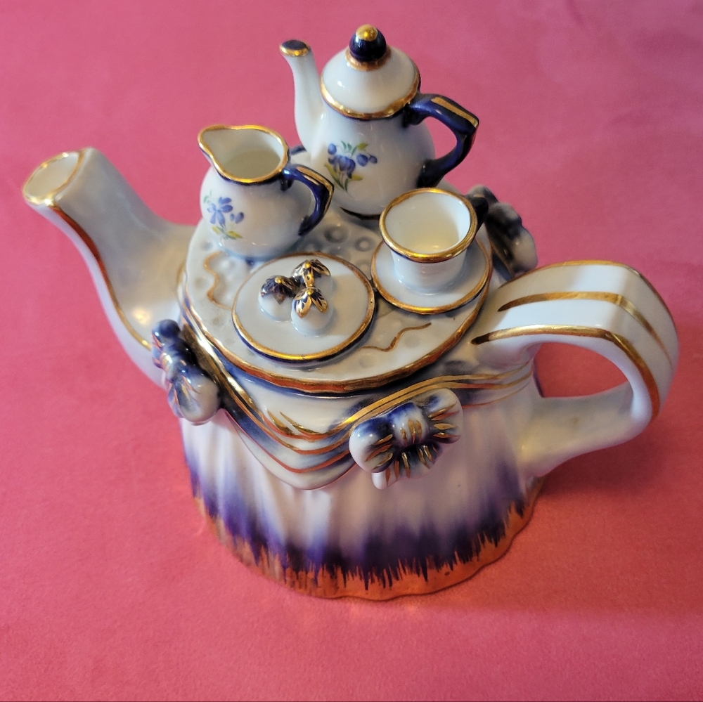 Porcelian Teapot With Miniture Coffee Set LID